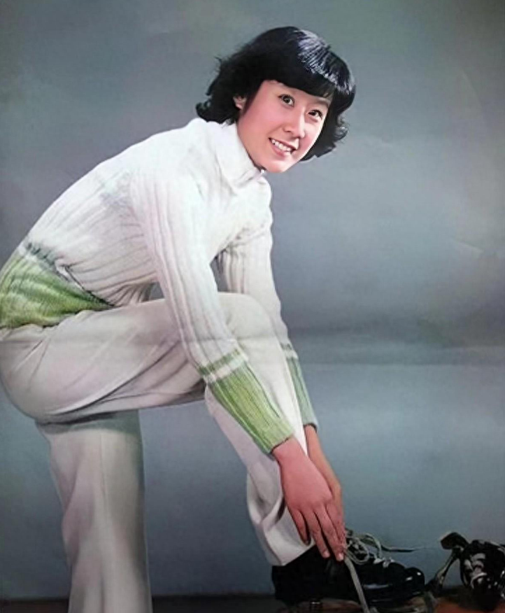 回顾苏小明:因《军港之夜》走红,巅峰时远走他国,她后悔吗?