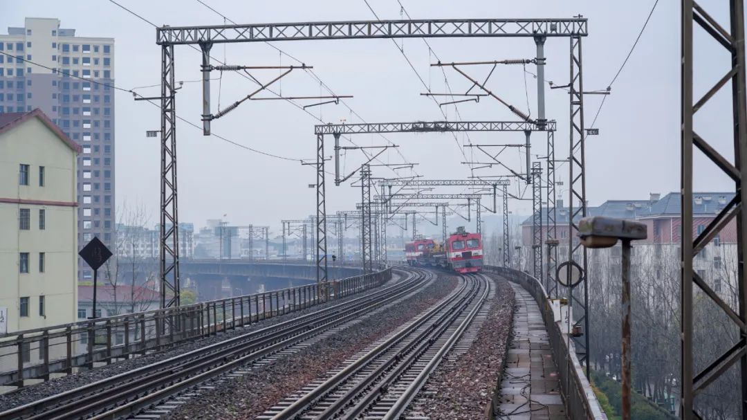 "钢铁直男"如何拐好一个弯,不是一道简单的物理题