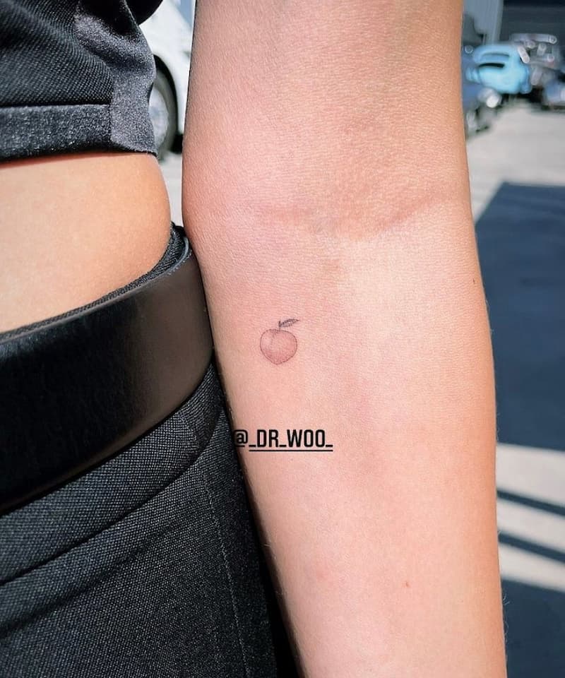 小贾斯汀 justin bieber 15 个纹身秘密大解析手腕竟纹赛琳娜肖像