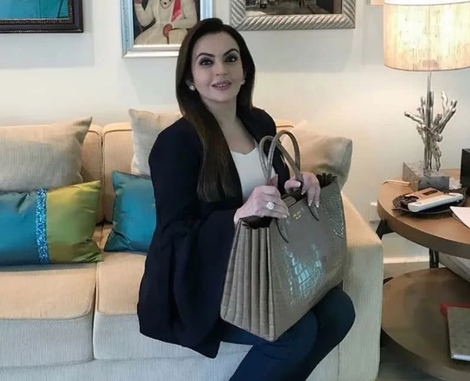 印度首富之妻一脸旺夫相,帮丈夫争遗产,穿粉裙扮嫩鼻子挂祖母绿