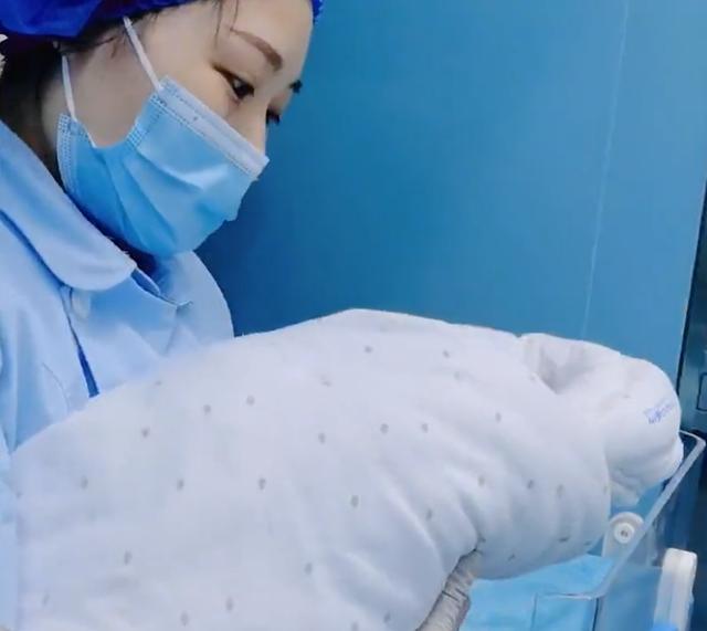 重庆一护士抱来刚出生宝宝,要妈妈亲亲遭"嫌弃",宝宝反应亮了