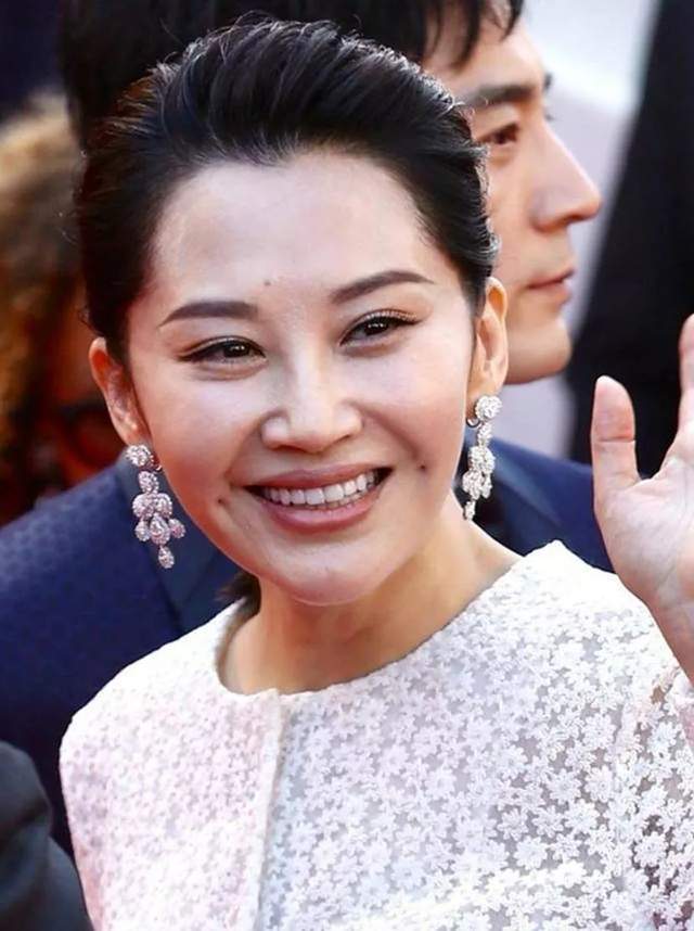 68岁还装少女?起底"冻龄女星":有的频繁整容,有的1周1万保养