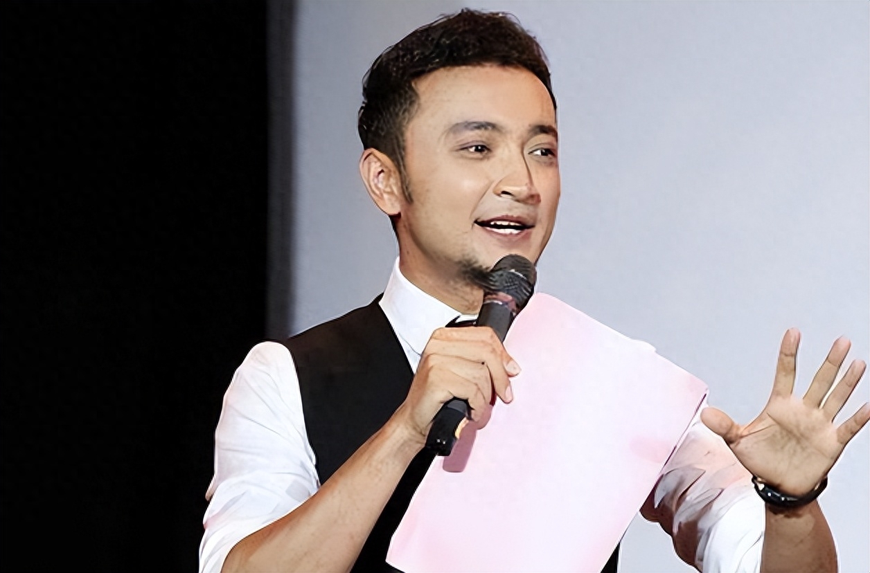 央视主持人尼格买提,回应录节目发生意外:没站稳正面摔了下去