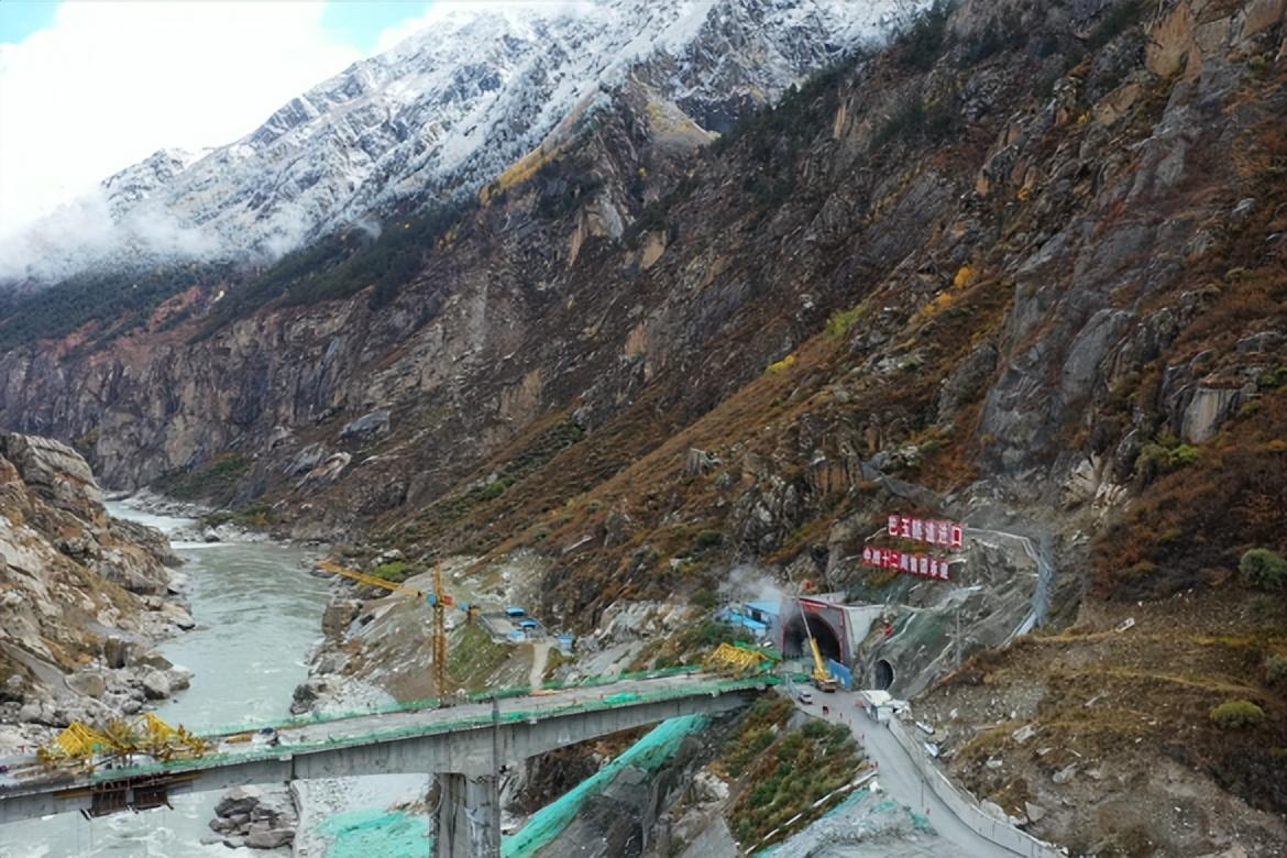 川藏铁路昌都段隧道图片