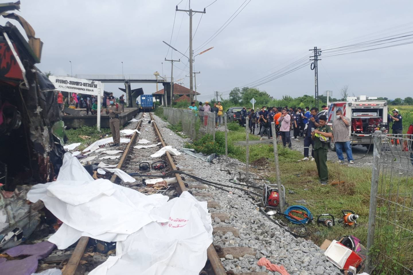 泰国中部发生火车与巴士相撞事故(2)