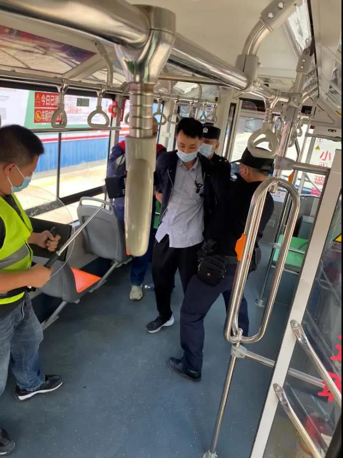 公交车上,一名乘客坐过站强烈要求下车,结果