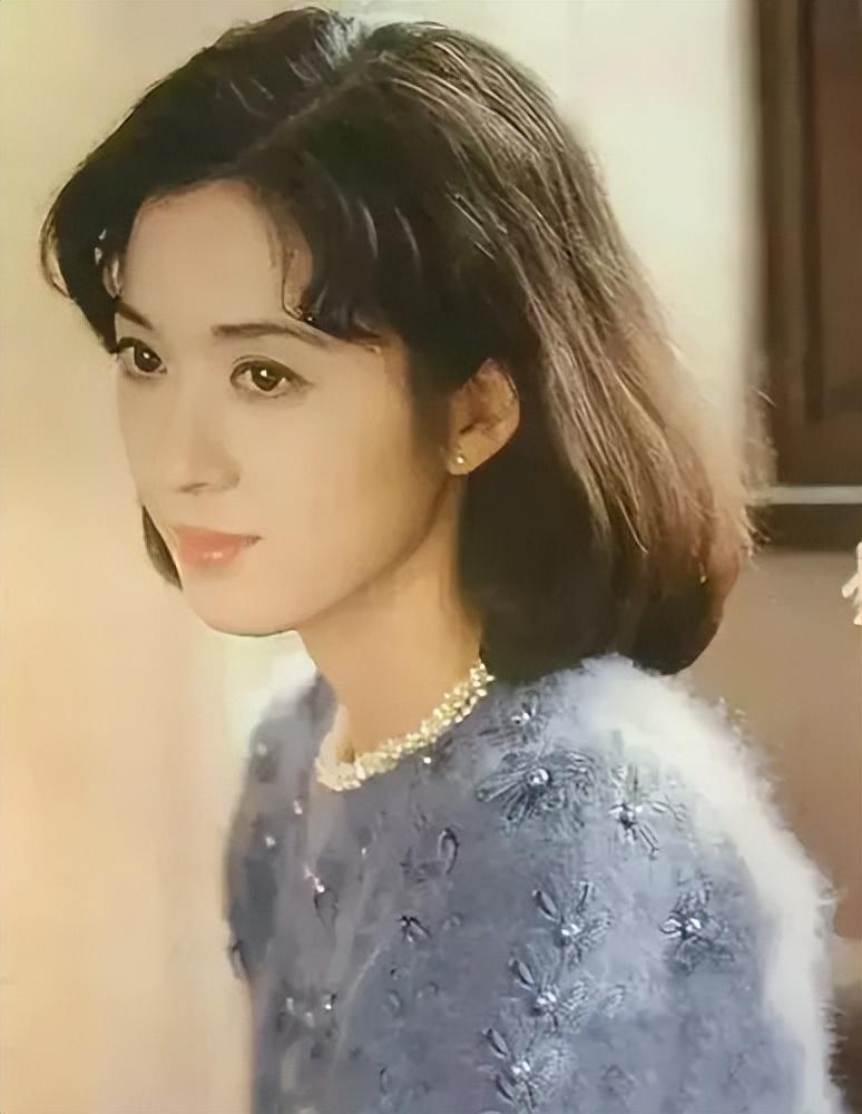 1986年,龚雪凭借着清纯的样貌和精湛的演技,从众多女星中脱颖而出.