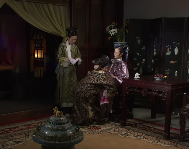 甄嬛传:华妃在翊坤宫诅咒甄嬛,谁注意曹贵人的手?是母亲的本能
