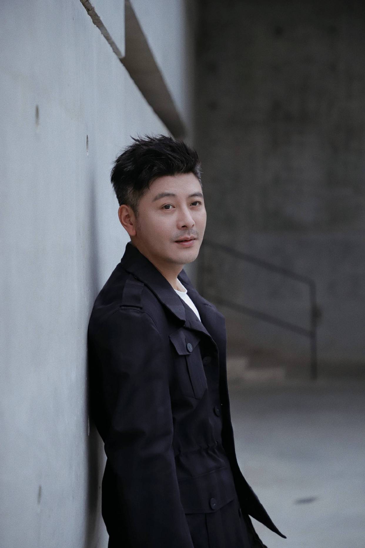 吴其江受邀出席中国国际时装周 雨伞遇上绅士尽显演员品质