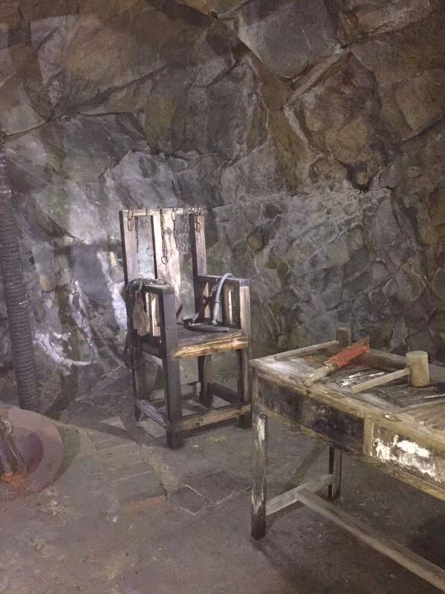 重庆工人修缮渣滓洞时,意外在女牢发现个暗洞,洞内物品令人动容