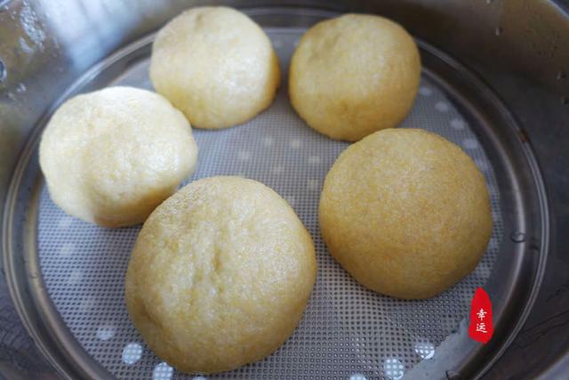 我用白面与玉米面混合,蒸出来的菜窝窝,好吃还有营养