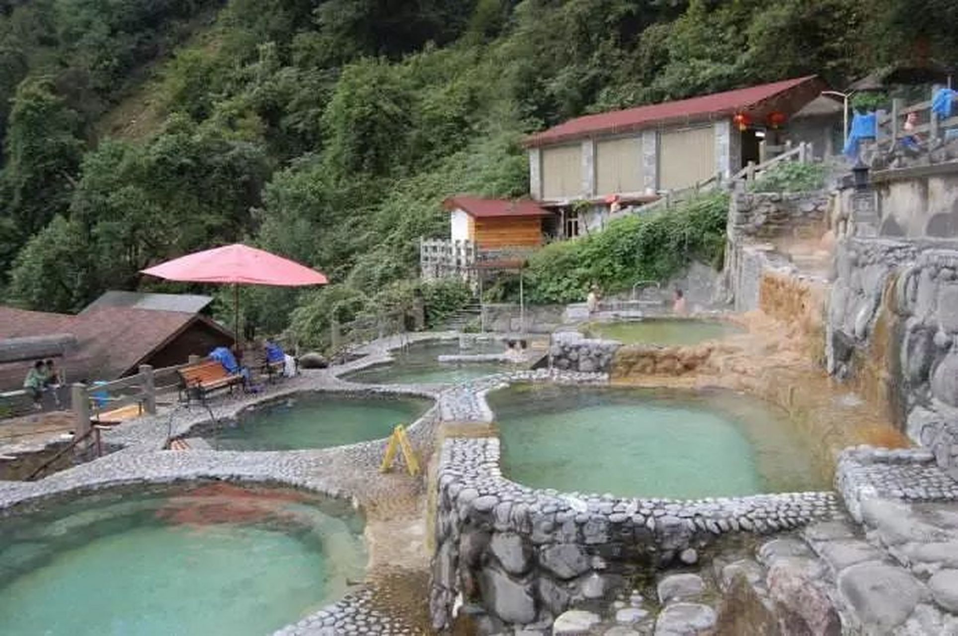 位于甘孜藏族自治州泸定县海螺沟冰川森林公园,是四川著名的温泉景区