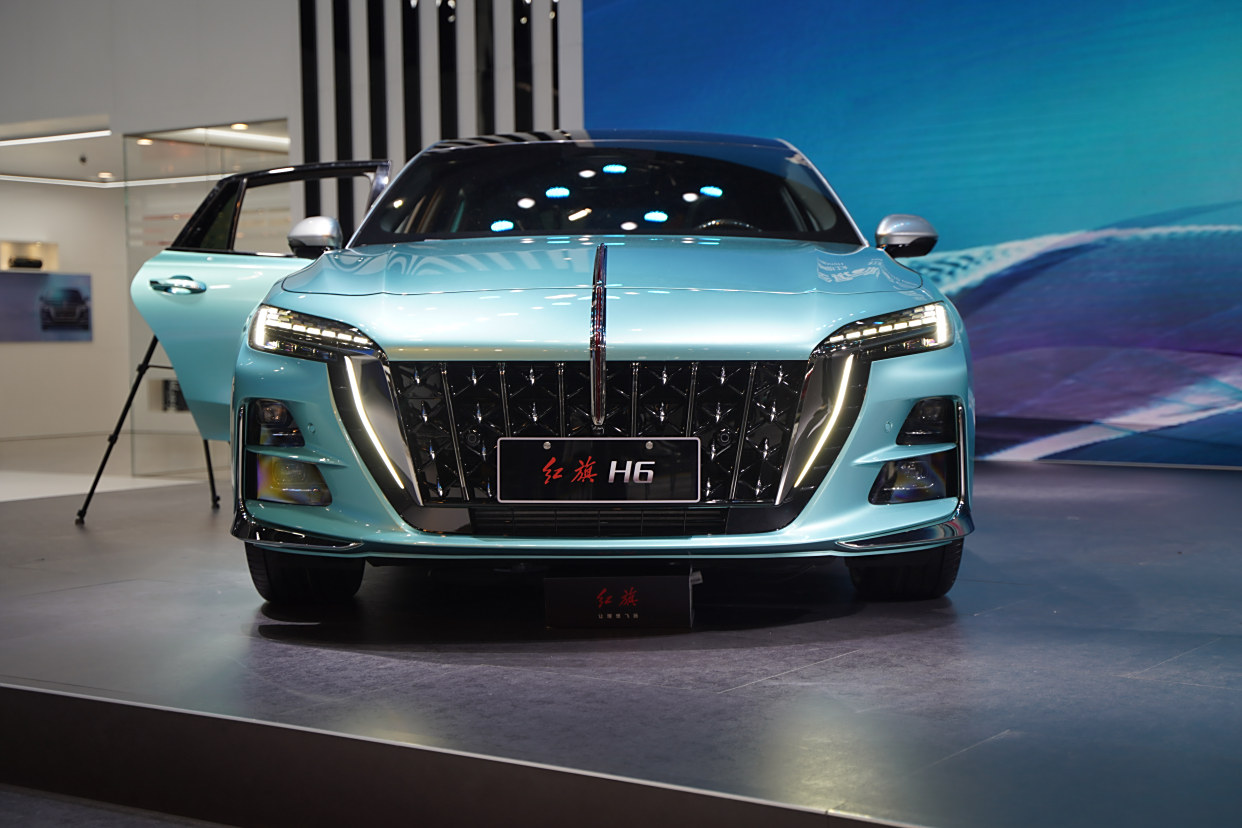 一汽红旗h6,长4990mm,2.0t 8at,配12个扬声器 中置双出排气