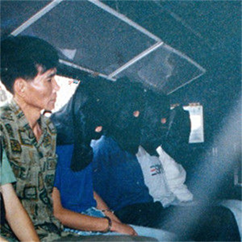 香港秀茂坪童党烧尸案:16岁少年被14名同伴虐死,事后泼硫酸焚尸