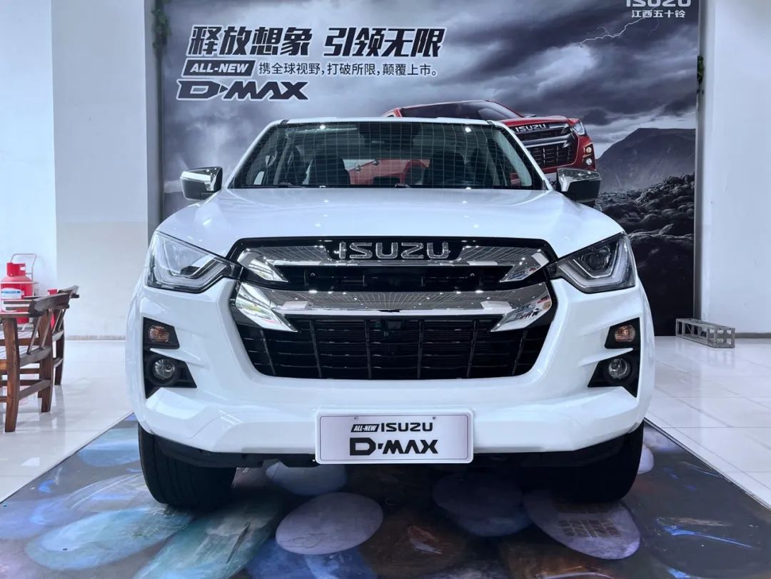 最纯正的五十铃皮卡dmax拉货一般但家用舒适