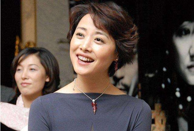 她结了3次婚,如今51岁再嫁第一任老公,继子是当红小鲜肉