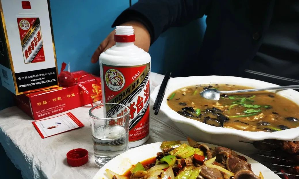 真实喝茅台酒吃饭照片图片