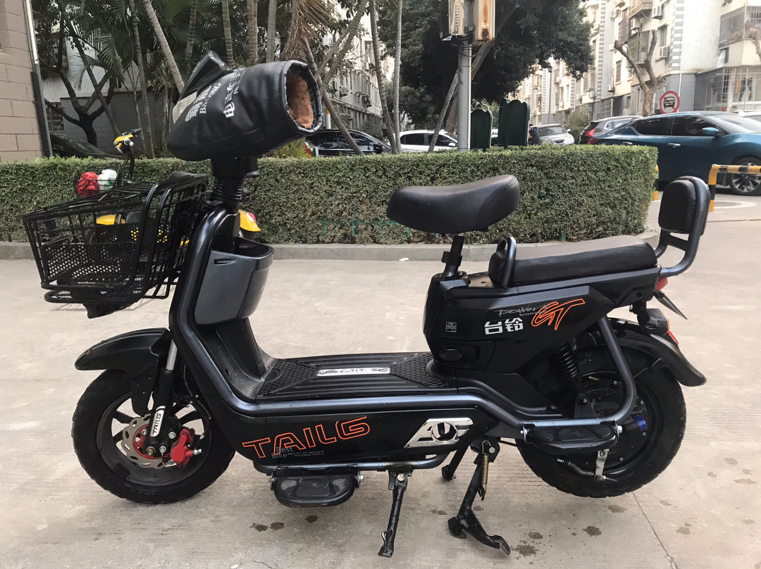 台铃小型电动车后座怎么打开?