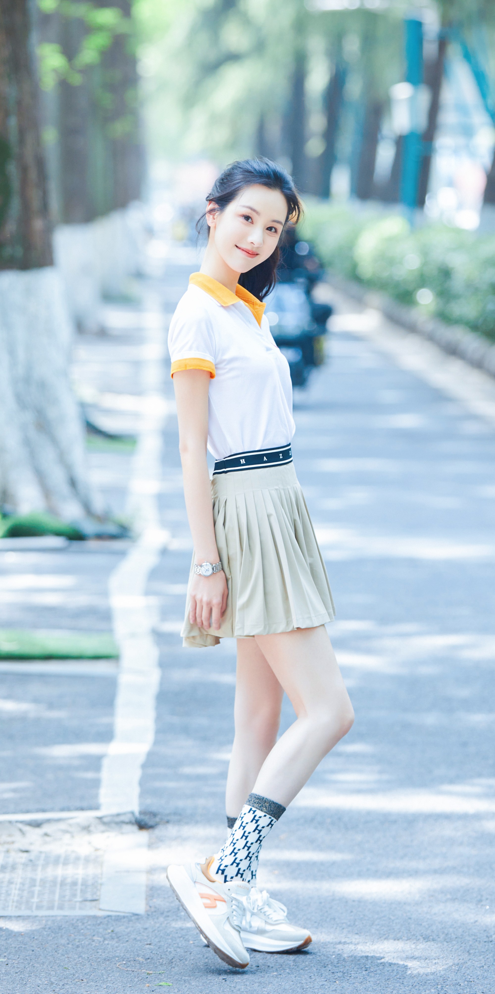 不愧是facejoking女神,陈都灵一身学院风穿搭,好温柔的南航学姐