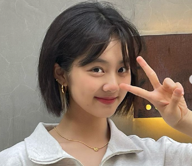 黄磊一家赴灵隐寺祈福,16岁多多身高逼近父亲,背影照曝光引热议