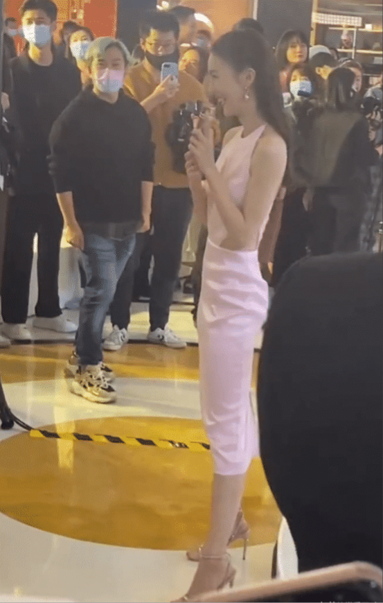 又一女星瘦成纸片人,头大身窄似营养不良,简直太吓人