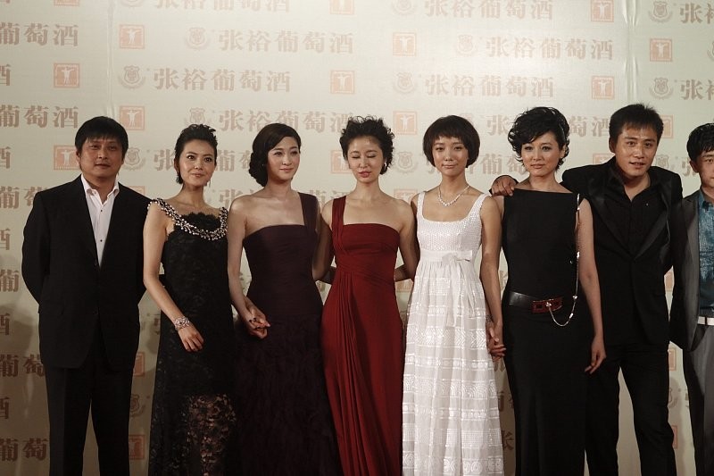 李小冉和林心如穿上单肩的裙子,不仅显得更高级了,还挺成熟的