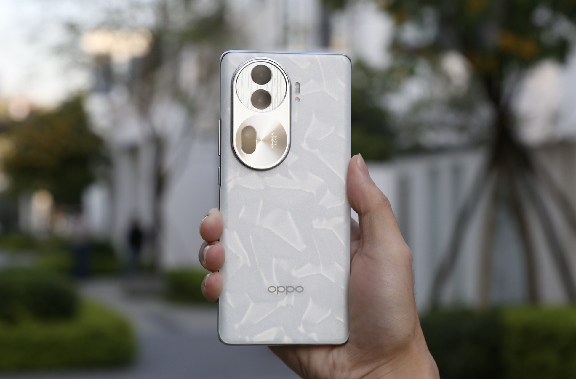 感觉oppo reno系列蛮不错的,这两款手机其实怎么选都行,预算高就选择