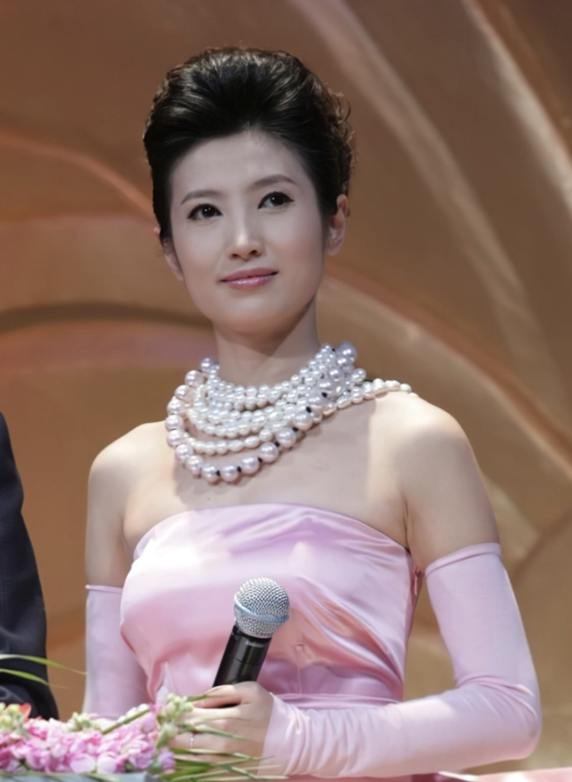 主持人春妮:毕业嫁给学长,二婚嫁给同学刚强,婚后被宠成了宝