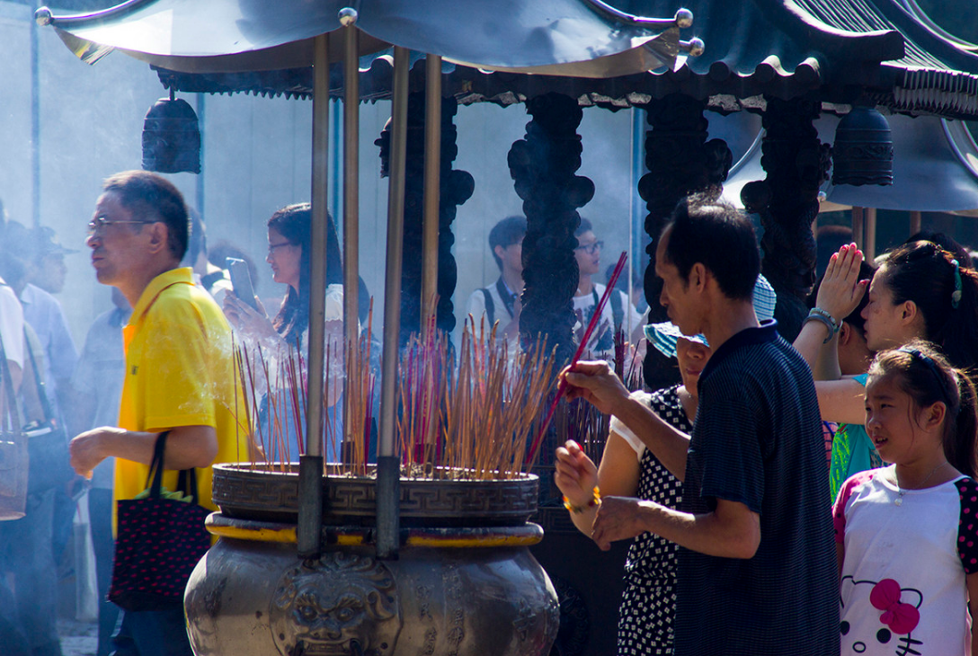 正在上香的人们