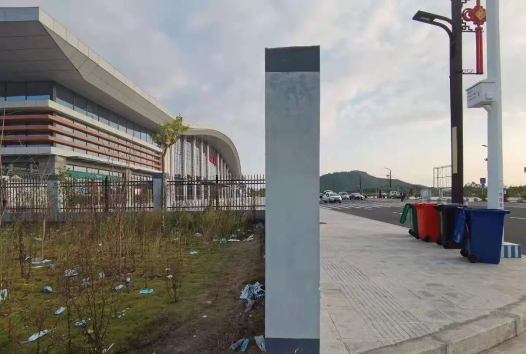 遗弃的口罩,塑料袋,塑料瓶,丰顺东站这一幕让人愤怒又汗颜!