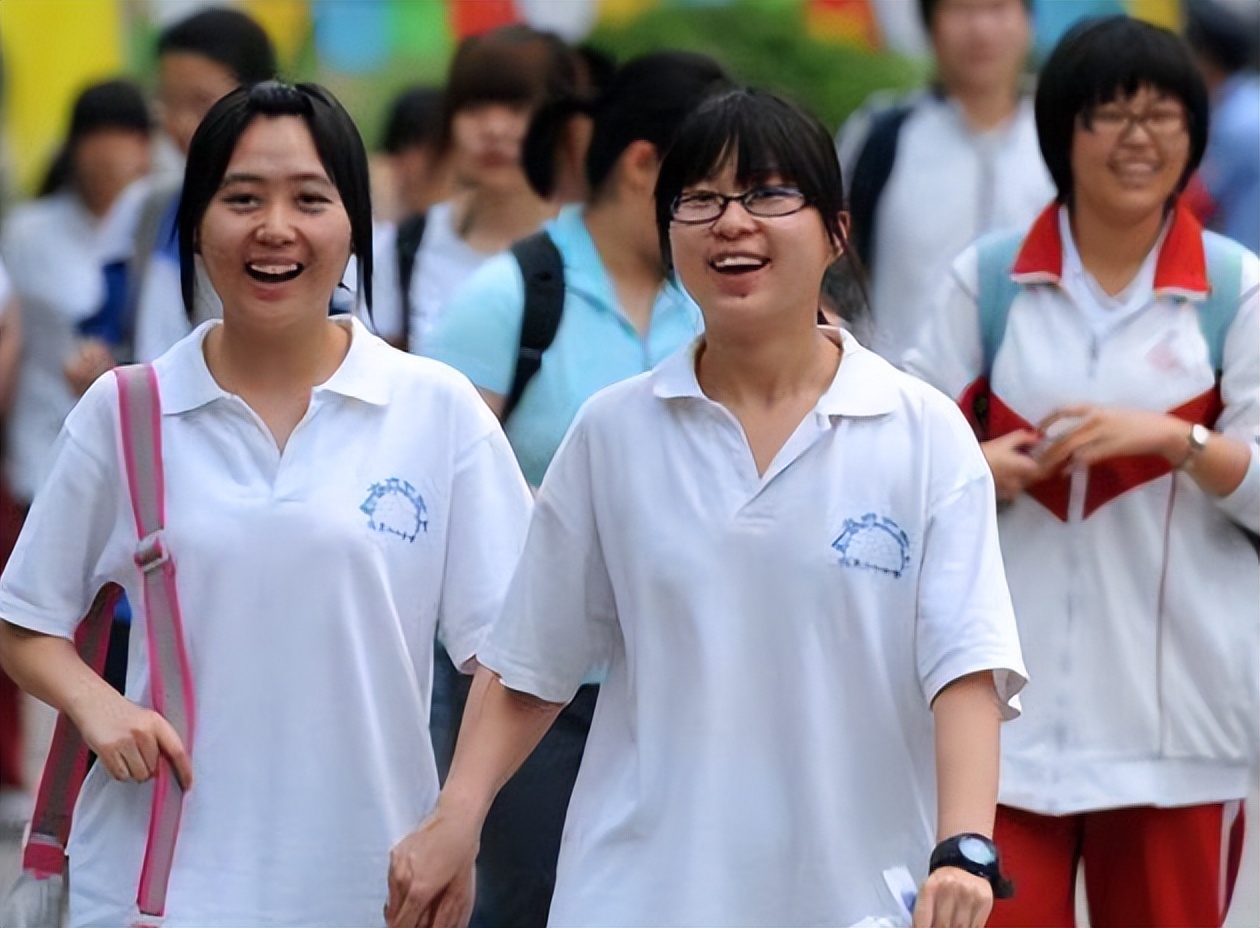 广东一中学,新生开学后需缴4000余元校服费?当地教育局回应来了