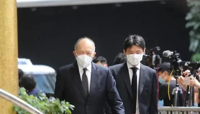 霍英东家族最全同框!37岁霍启中罕露面,二房成员现身紧挨霍震霆