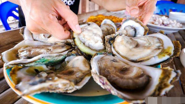 日本顶级"巨型牡蛎",破开后直接生吃,看完让人直流口水!