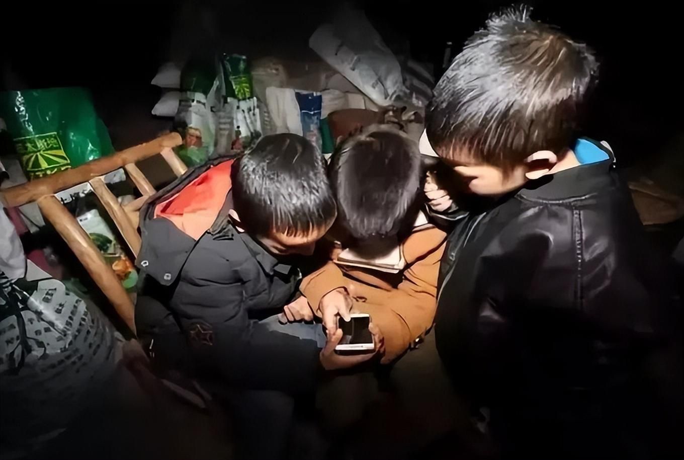 九百万留守儿童的现状:手机第一个毁掉的是社会最底层的贫困儿童