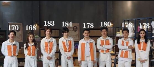 蔡徐坤身高184,关晓彤172,两人站在一起后真实身高很明显