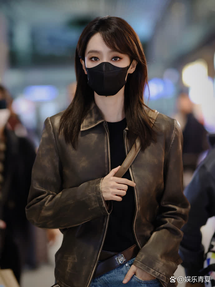 站姐镜头下的张小斐身穿皮衣戴黑色口罩眼神好犀利姐姐好酷