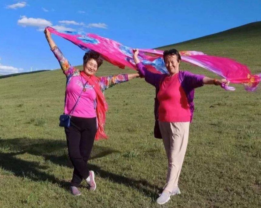 中国大妈的"土味三件套":墨镜,丝巾,花裙,原来可以这么高级