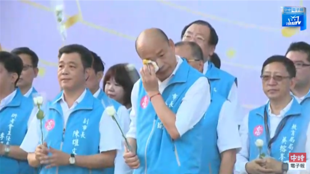 推荐最后一天上班日，韩国瑜哭了！大批支持者穿白色上衣来现场支持