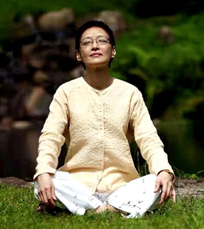 年过70的胡因梦回归朴质,打扮中性,依旧清新优雅不染尘埃