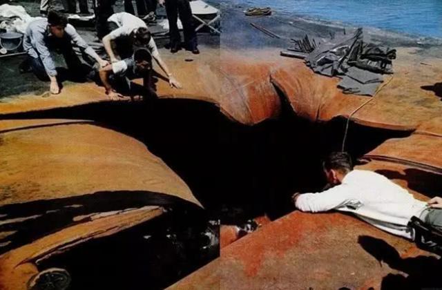 美航母被火箭弹意外击中,大火燃遍甲板,炸出7个大洞,134人死亡
