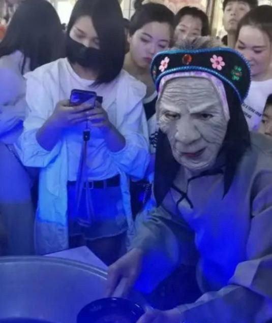 推荐郑州“孟婆”火爆全网，游客排长龙喝孟婆汤，网友：就是苦丁茶