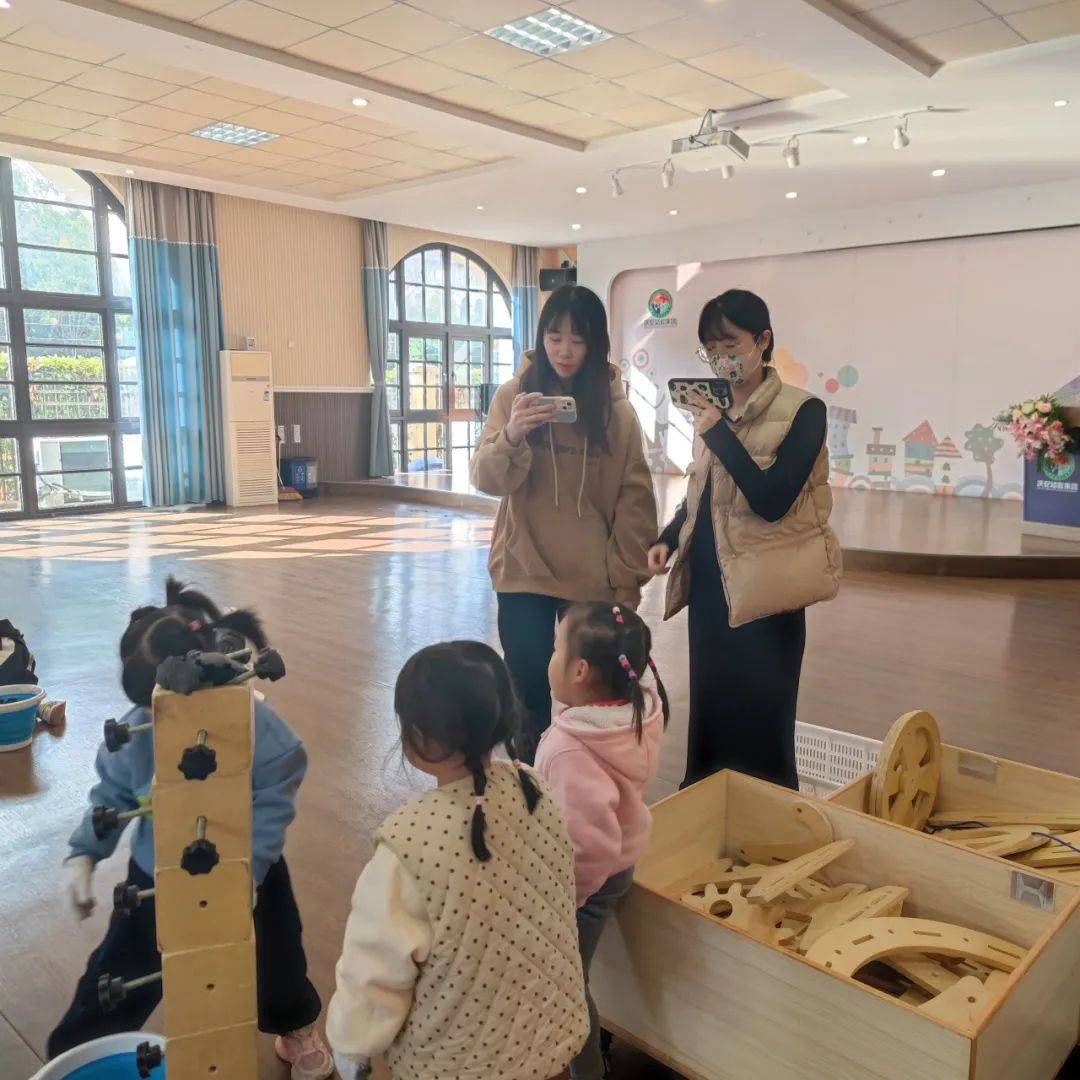 观察分享共成长——海宁市庆安幼儿园开展户外自主游戏研讨活动