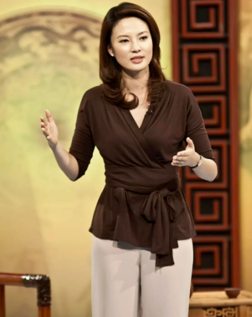 当谈到公众眼中的时尚焦点,央视主持人刘芳菲的独特穿搭风格无疑抢眼