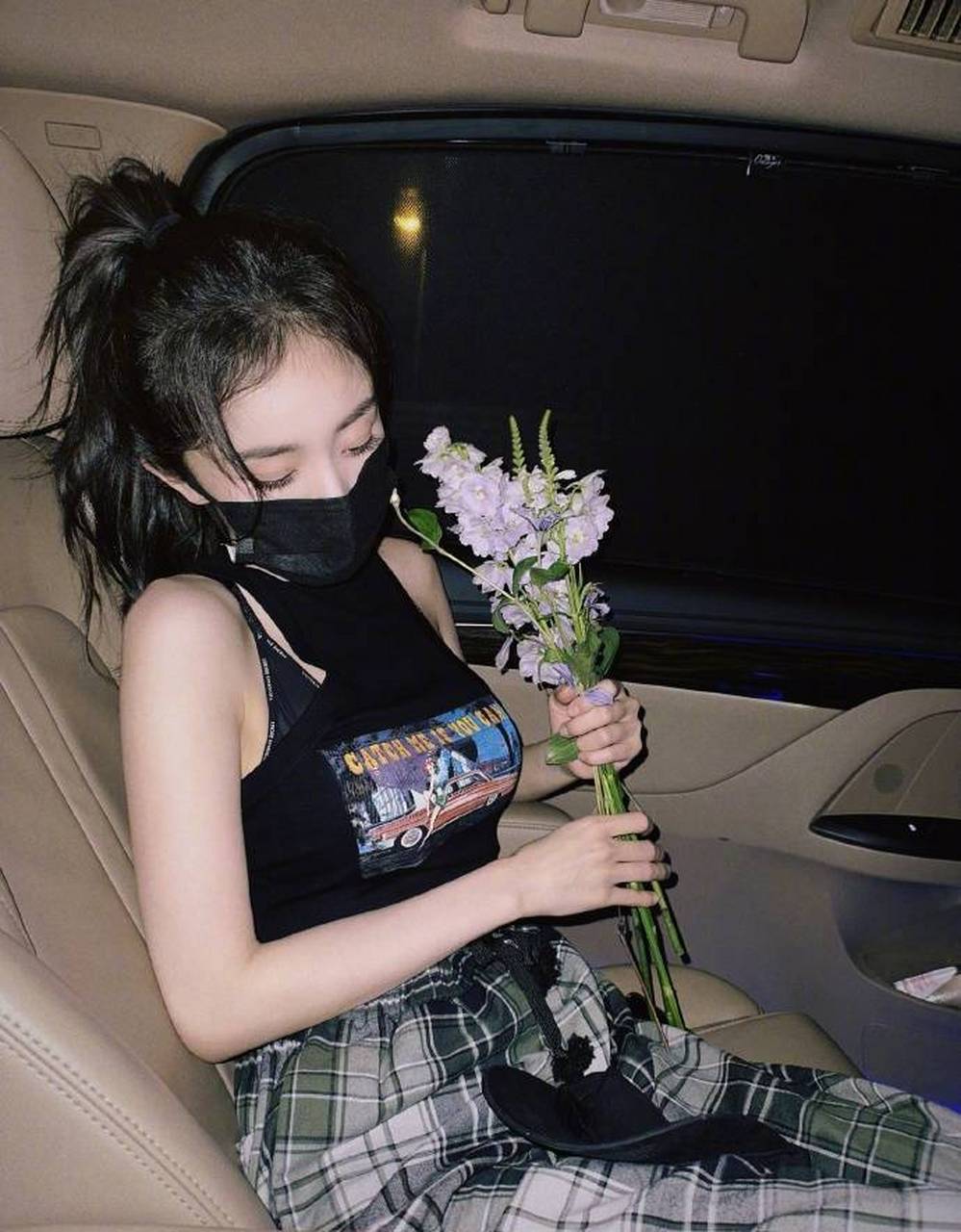 杨幂手捧花束晒车内随拍 背心搭马尾辫少女感爆棚 杨幂在个人社交平台
