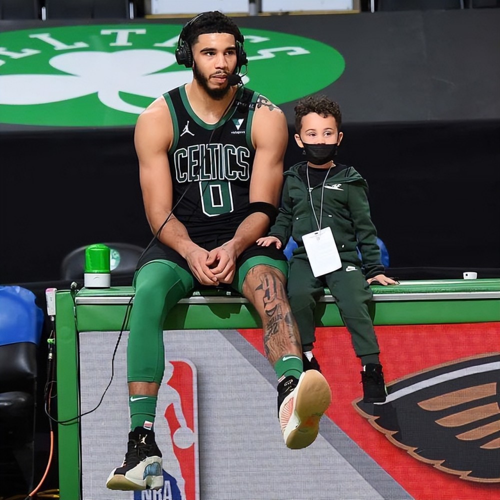 nba花心男塔图姆女友爆照,晒极致好身材,女友身材不输詹娜