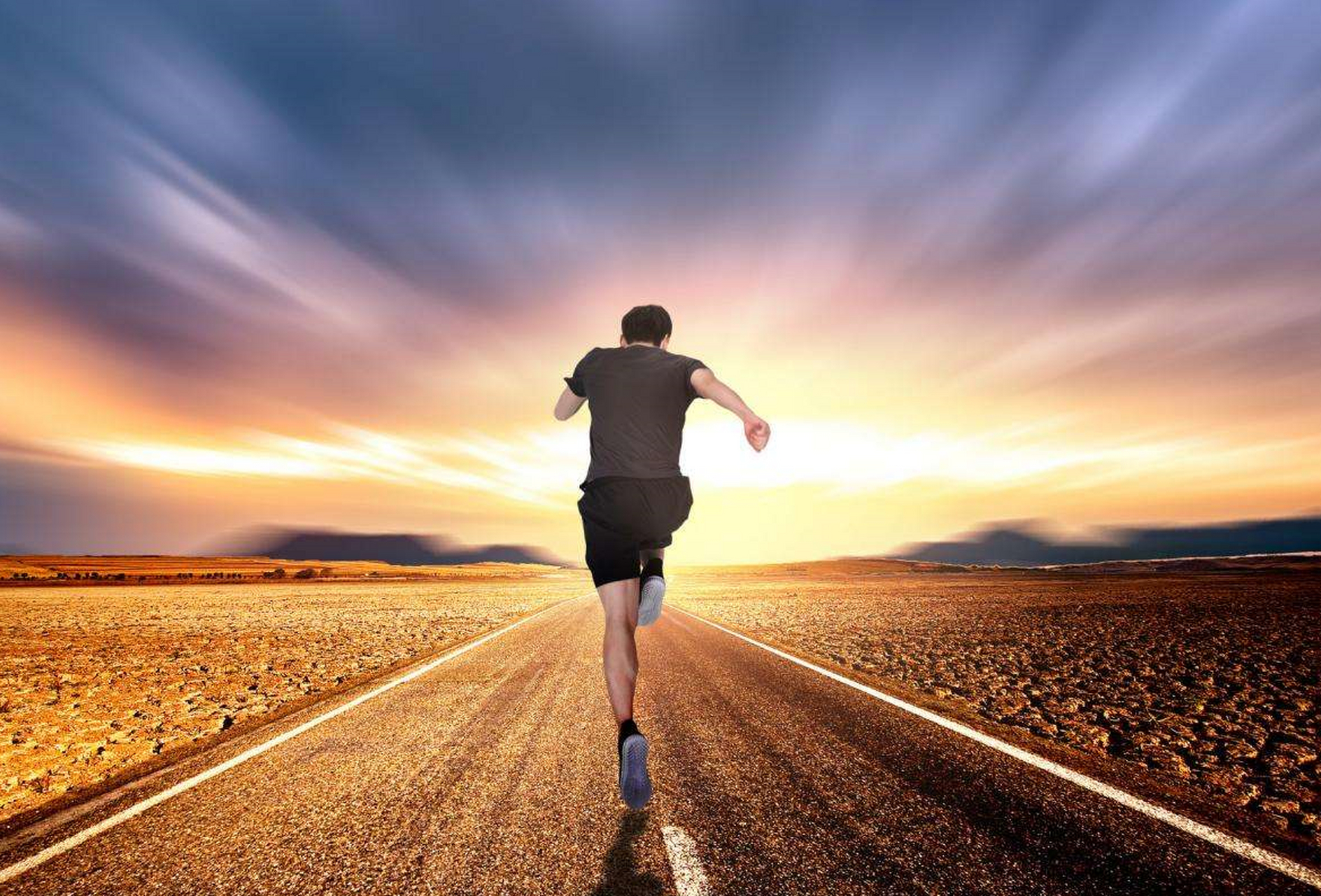 跑步的好处包括强健心脏,强化肺部功能,对肌肉和韧带有益处,增强肾脏