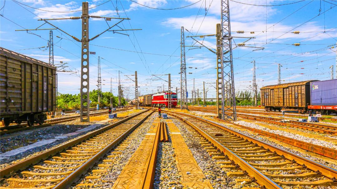 59.5℃的股道间,"车辆大夫"除隐患