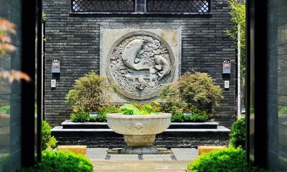 墙,主要是为了遮挡院外视线,进门对景的作用,也有一定的风水上的作用