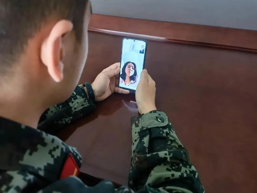 军人违规使用手机图片