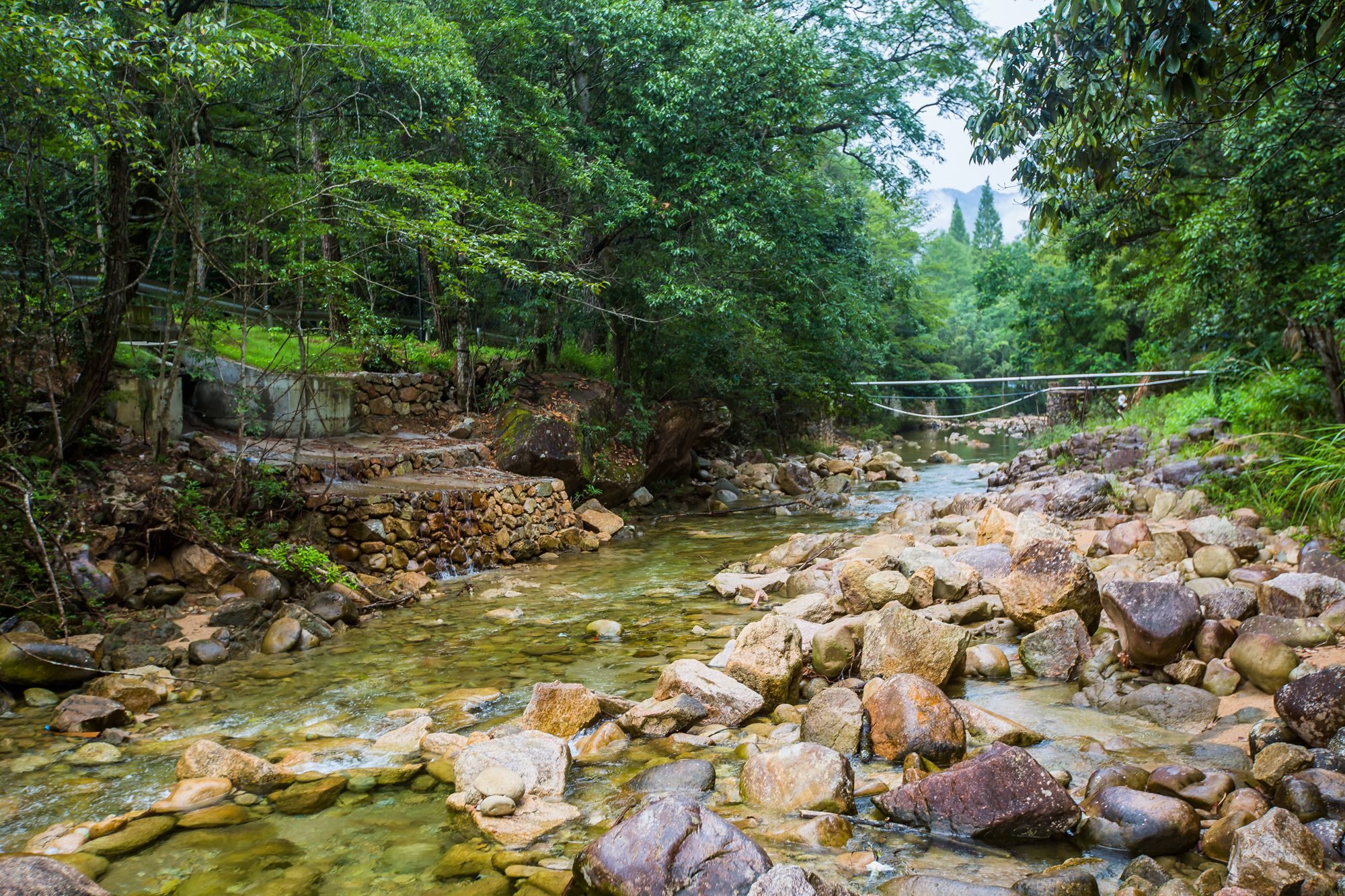 江西上饶大茅山,森林茂密,山水相依,是假日休闲避暑的好去处